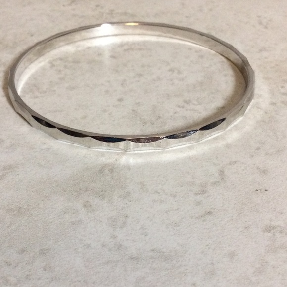 Silver beveled brushed bangle bracelet - Picture 5 of 6